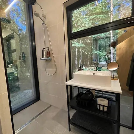 Сasa de vacaciones Telise Tinyone - Modern Forest Escape With Private Hot Tub Voola